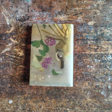 絵本なブックカバー『コムラサキ』