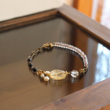 シトリンと水晶、淡水パール　大粒シードビーズのシックなブレスレット