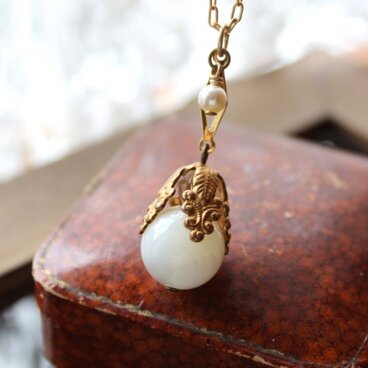 白貝のノクターン　マザーオブパールと真鍮　クラシカルなネックレス・ペンダント　アンティーク・ヴィンテージstyle