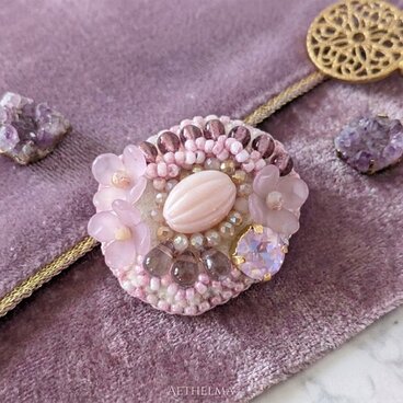 ニュアンスピンクのビーズ刺しゅうブローチ（K1241)