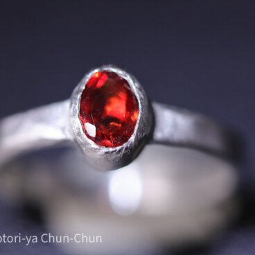 【小鳥屋ジュエリー】ズィーシャンの特注カット　レッドオレゴンサンストーン・Pt900リング【紅天狗】