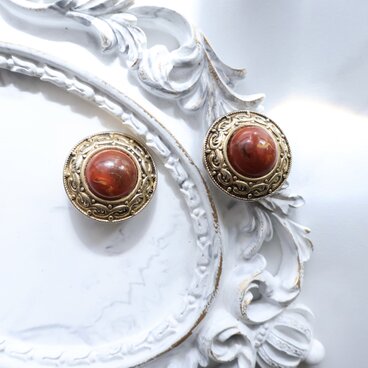 【フランス買付】 カボションイヤリング＊アンバー調ストーン × オープンワーク装飾 1980s【1万円以上で送料無料】
