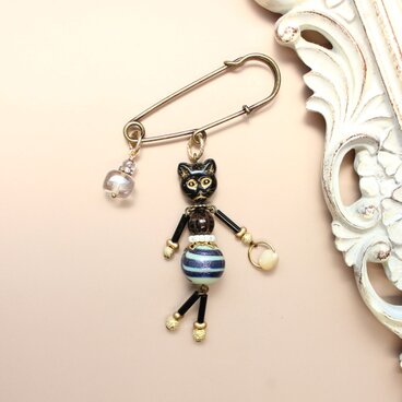 おしゃれな黒猫さん、ちょっぴり辛口・ジゼルのブローチ・ピン　ヴィンテージビーズ