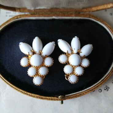 ヴィンテージ　ミルクガラスのイヤリング（華やかFloral）約35×26㎜