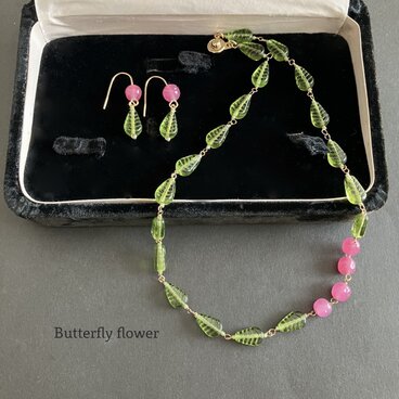 【 Vintage Czech Beads : Green Leaves 】葉っぱと実のネックレスとピアスのセット