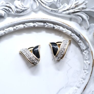 【フランス買付】ヴィンテージ ブラックエナメル × ラインストーン イヤリング＊Vモチーフ 1980s【1万円以上で送料無料】