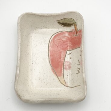 【Hanaemi（花笑み）】 りんごちゃん角豆皿（手ひねり・一点もの）