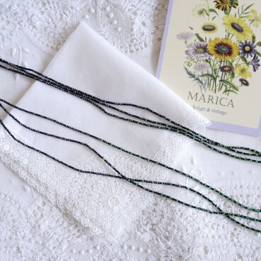 グリーンと黒色 極小のガラスビーズのネックレス