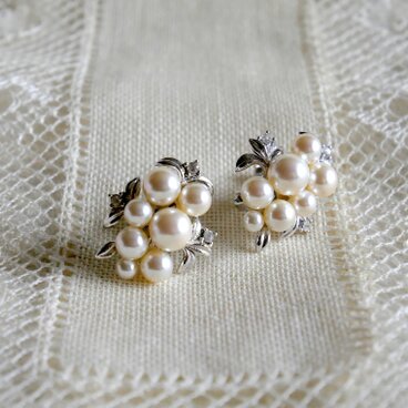 【WINK PEARL】縦長のフローラル イヤリング