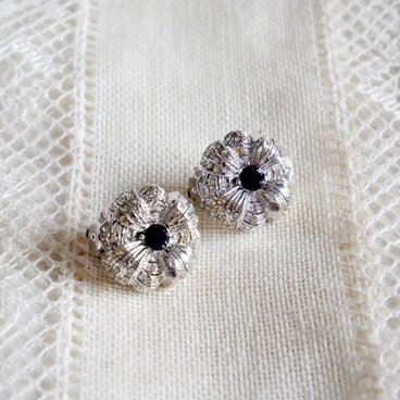 サファイア色とシルバー色 フローラル型イヤリング