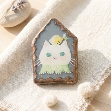 おめかし猫さんのブローチ　ステンドグラスブローチ