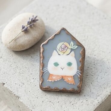 おめかし猫さんのブローチ　ステンドグラスブローチ