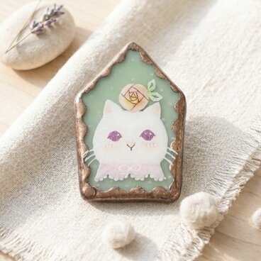 おめかし猫さんのブローチ　ステンドグラスブローチ