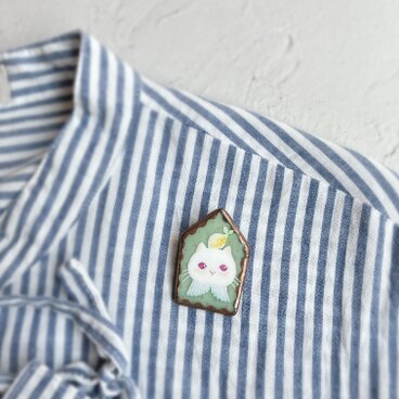 おめかし猫さんのブローチ　ステンドグラスブローチ