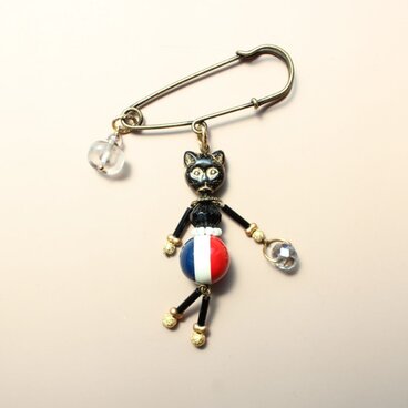 おしゃれな黒猫さん、トリコロール・イザベルのブローチ・ピン　ヴィンテージビーズ