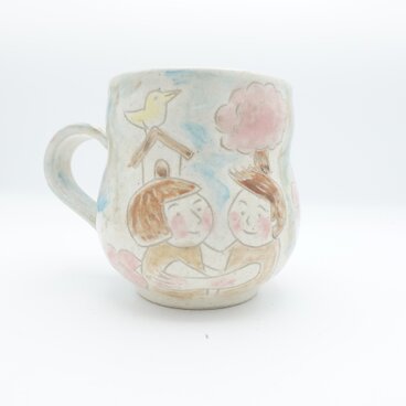 【Hanaemi】ハグするふたりと幸せの木 マグカップ(8x10.5cm)