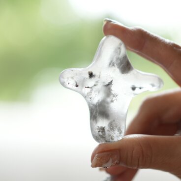 パート・ド・ヴェールガラスのお守り　AME white M002