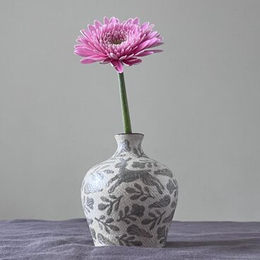 陶器の一輪挿し｜うさぎと野遊び模様の小さな花瓶・草花を飾る花器