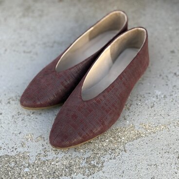 24.5cmのみ一点もの感を楽しむ。レトロクラッシックな赤茶レザーフラットパンプス〈再入荷なし〉