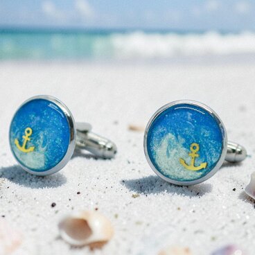 【初夏の海風をまとう水色マリンのカフスボタン】　スカイブルー×ホワイト　シルバー金具