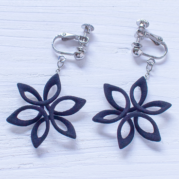 スピログラフが咲かせた、ひと筆の花。Spiro Flower - スピロフラワー イヤリング【黒】【金具の変更無料】