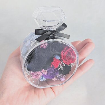 プリザーブドフラワー黒薔薇の魔法発動中シリーズ／香水瓶フラワーギフト