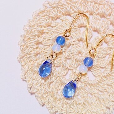 サファイア色のチェコガラスビーズとラウンドビーズのピアス