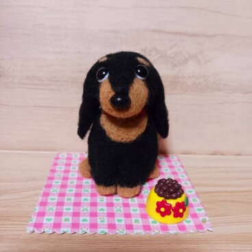 羊毛フェルト 愛らしいお目目のダックスフンド 子犬 ドッグフード皿・下敷きセット