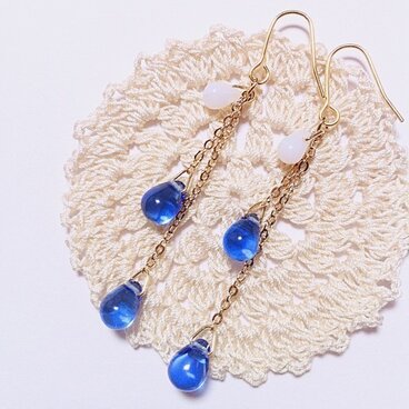 サファイア色のチェコガラスビーズが揺れるチェーンピアス