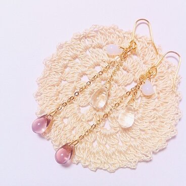 アメジスト色のチェコガラスビーズが揺れるチェーンピアス