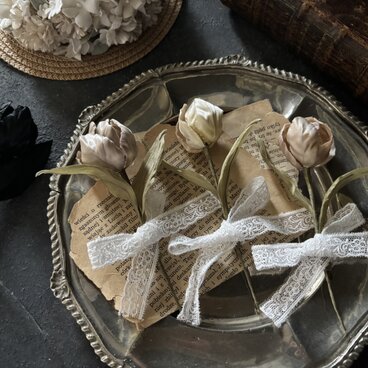 優しいホワイトのチューリップコサージュ