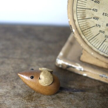 木と皮革ねずみ　チークフィギュリン　フィンランド