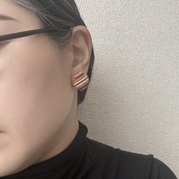 平安の色重ね　ネジ式イヤリング「じゅうにひとえ」絹糸／手刺繍