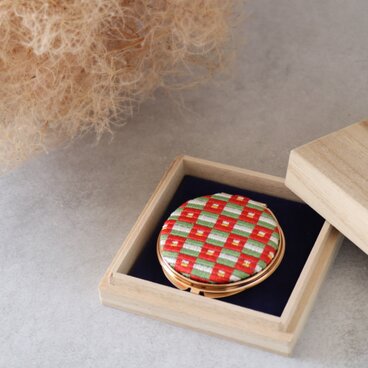 【桐箱入り】椿文様 コンパクトミラー｜絽ざし 手刺繍 国産絹糸  手鏡 和雑貨 ギフト