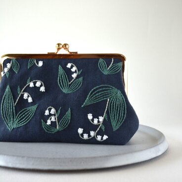 ビーズ　すずらん　刺繍がま口ポーチ　ネイビー