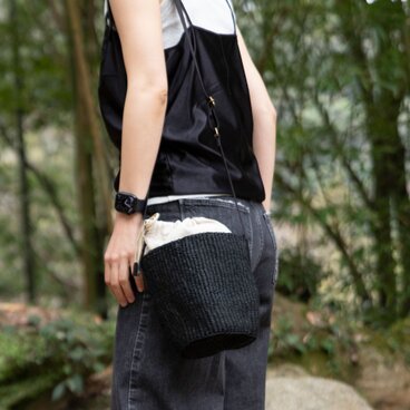 【丸みを帯びた巾着シルエット】サイザルショルダーバッグ かごバッグ 夏バッグ 斜め掛け ブラック ak-58si