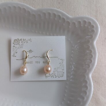 14kgf サーモンピンクカラー淡水パールの１粒ピアス