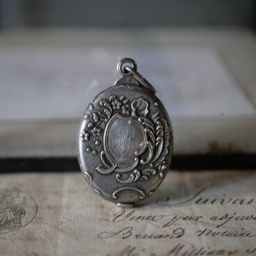 純銀製　シャトレーン　モノグラム　スライドミラー　フランスアンティーク　アンティークのある暮らし