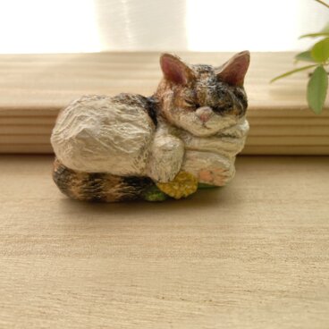 木彫りの置物「タンポポの揺れる草原で眠る小さな猫」