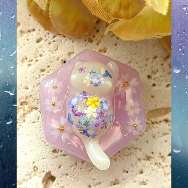 お花柄モチーフの猫ちゃんの帯留め