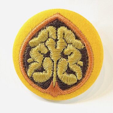 刺繍ブローチ　くるみ