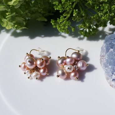 天然色真珠によるコケモモの花のピアス・サージカルステンレスフックピアス　～Lingonberry flower