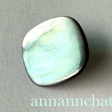 【フランス製　ビンテージ　18ｍｍ　mother of pearl 天然貝　ピンブローチ】1950年代
