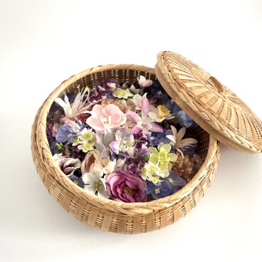 優しい色のフラワーアレンジメント　（造花、花籠、母の日、敬老の日、お盆）