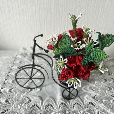 小さな自転車の籐の花（赤のカーネーション）