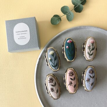 【母の日ギフト】イチリン 刺繍 3種 オーバル ピルケース カーネーション、チョコレートブラウンコスモス
