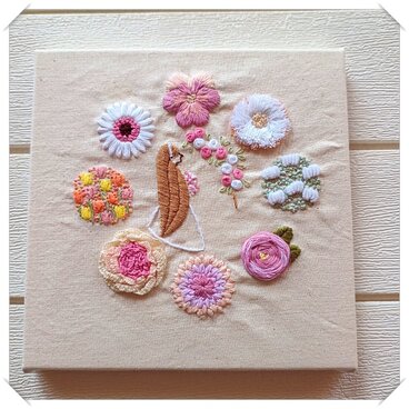 【手刺繍】お花と女の子パネル飾り