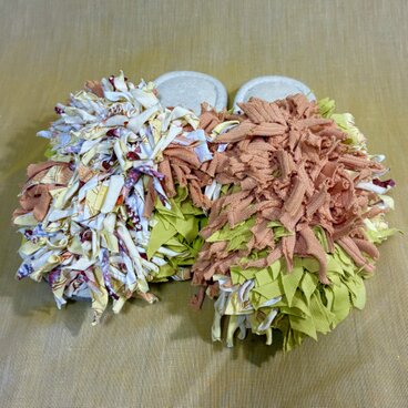 【自然な風合い】フラワーデザインスリッパ - 色とりどりの布で作る、オリジナルの一足　イエロー　サイズＬ