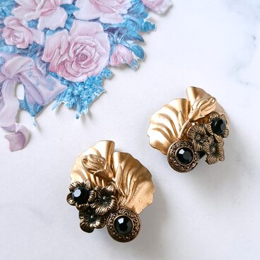 gold tone flower black plastic decorative ヴィンテージイヤリング