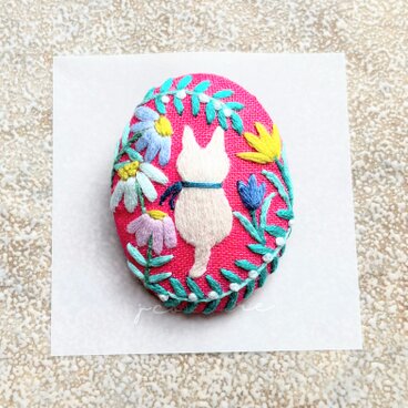 こねこと草花の刺繍ブローチ(botanical）#477